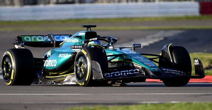 阿斯顿马丁翻盘索伯车队，塞恩斯高光表现