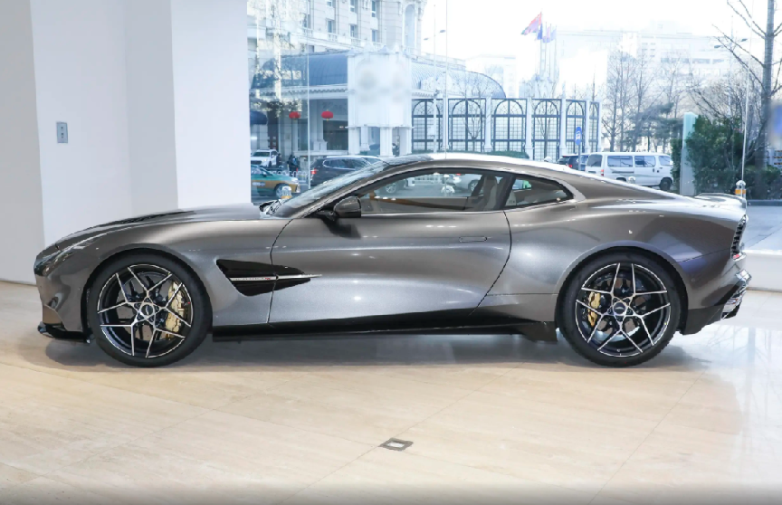 阿斯顿马丁力克梅赛德斯，汉密尔顿惊艳四座