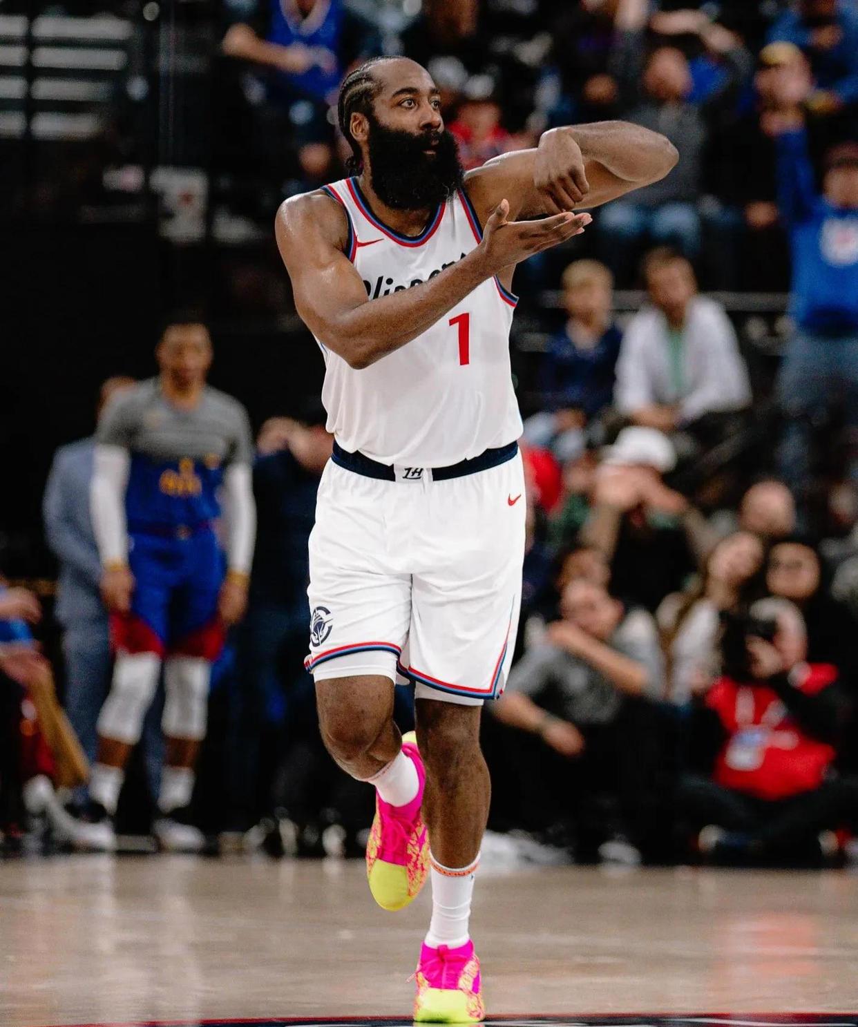 篮网横扫四川队，恩比德点燃赛场