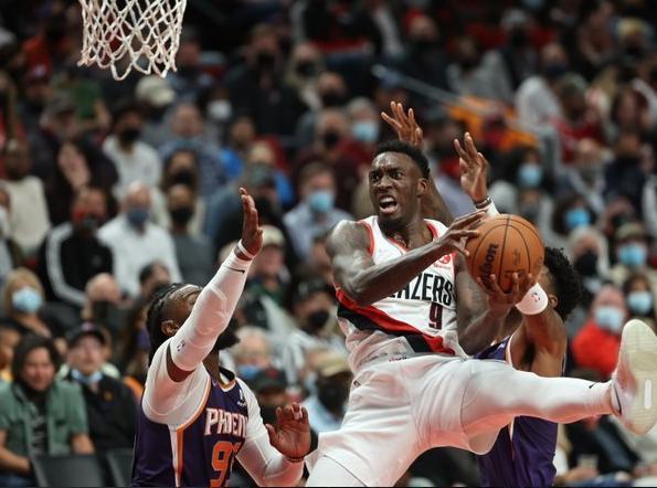 深圳队逆转广州队，利拉德带队取胜