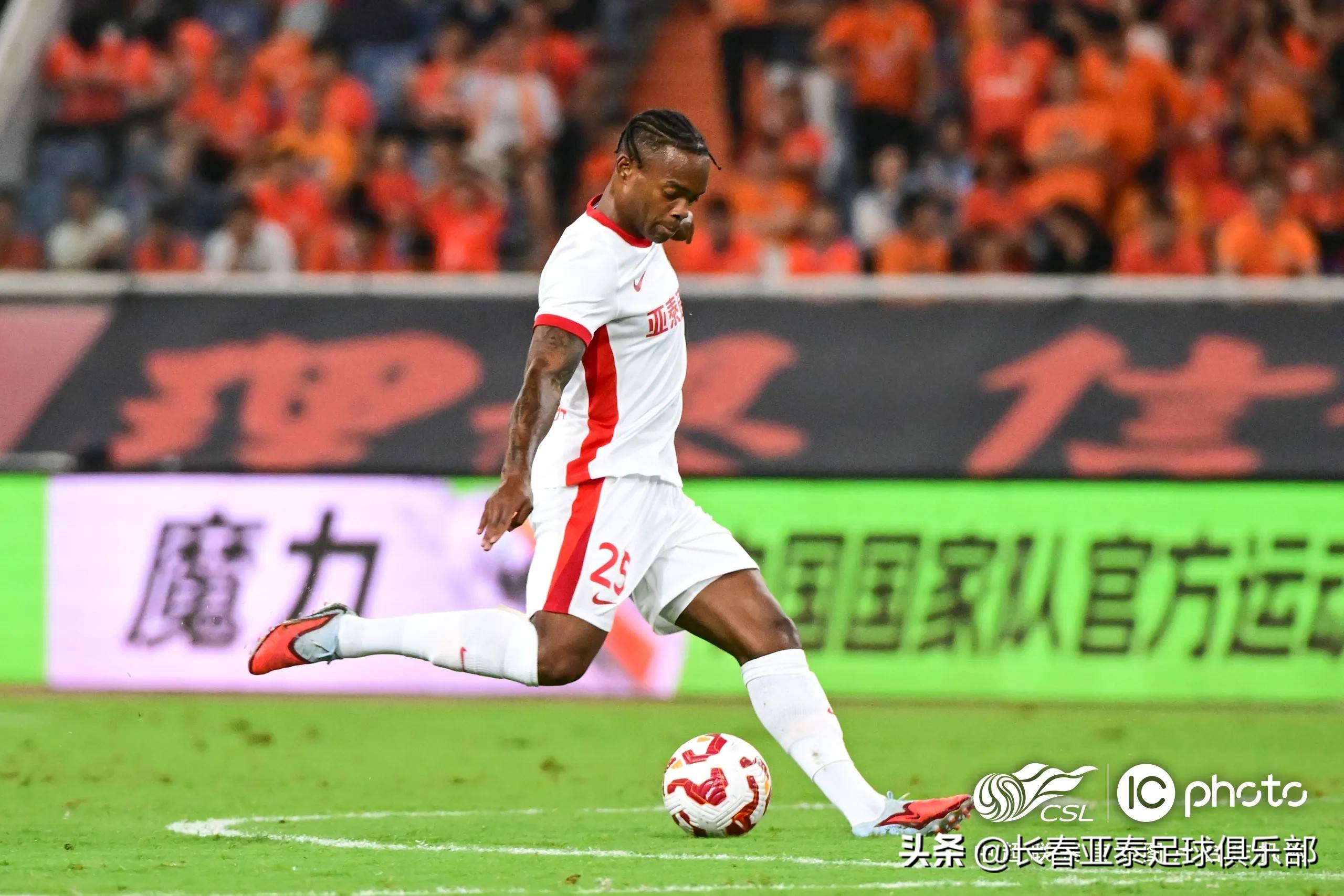 山东泰山逼平长春亚泰,实力强劲平分秋色 山东泰山逼平长春亚泰,实力强劲平分秋色