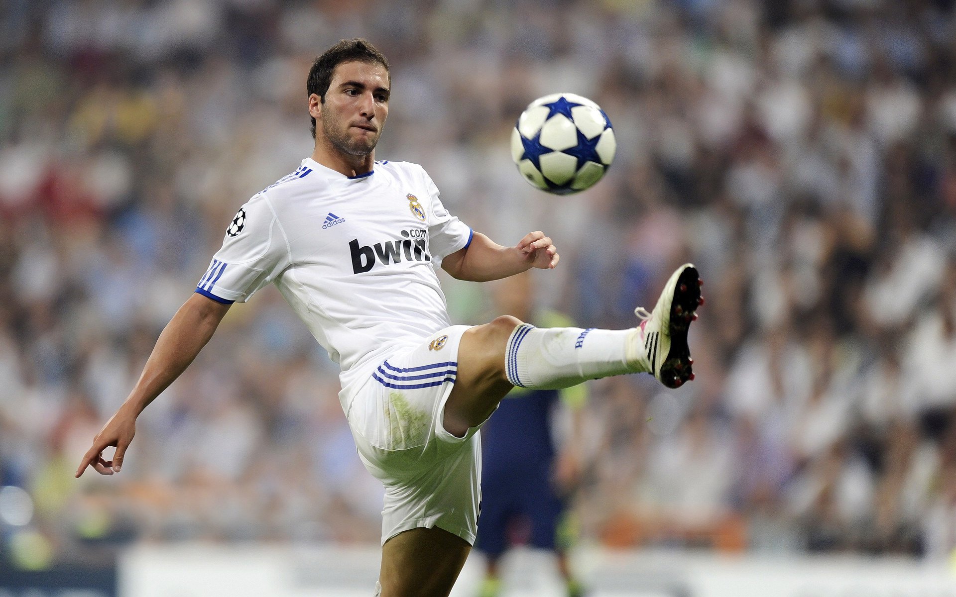 展翅高飞！伦纳德化身胜负手，老鹰连续得分压制新疆队