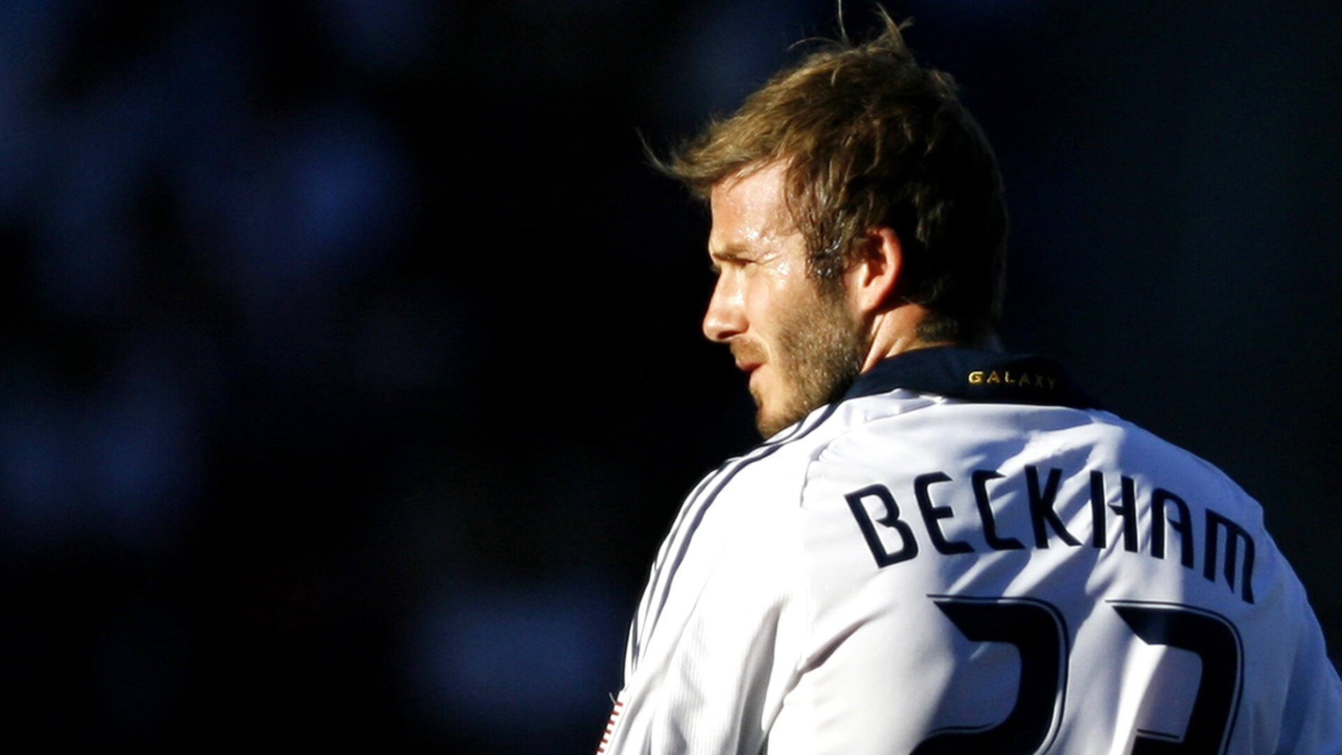 美加墨世界杯之夜，当足球狂欢遇上篮球传奇，詹姆斯刷新纪录的跨界共鸣