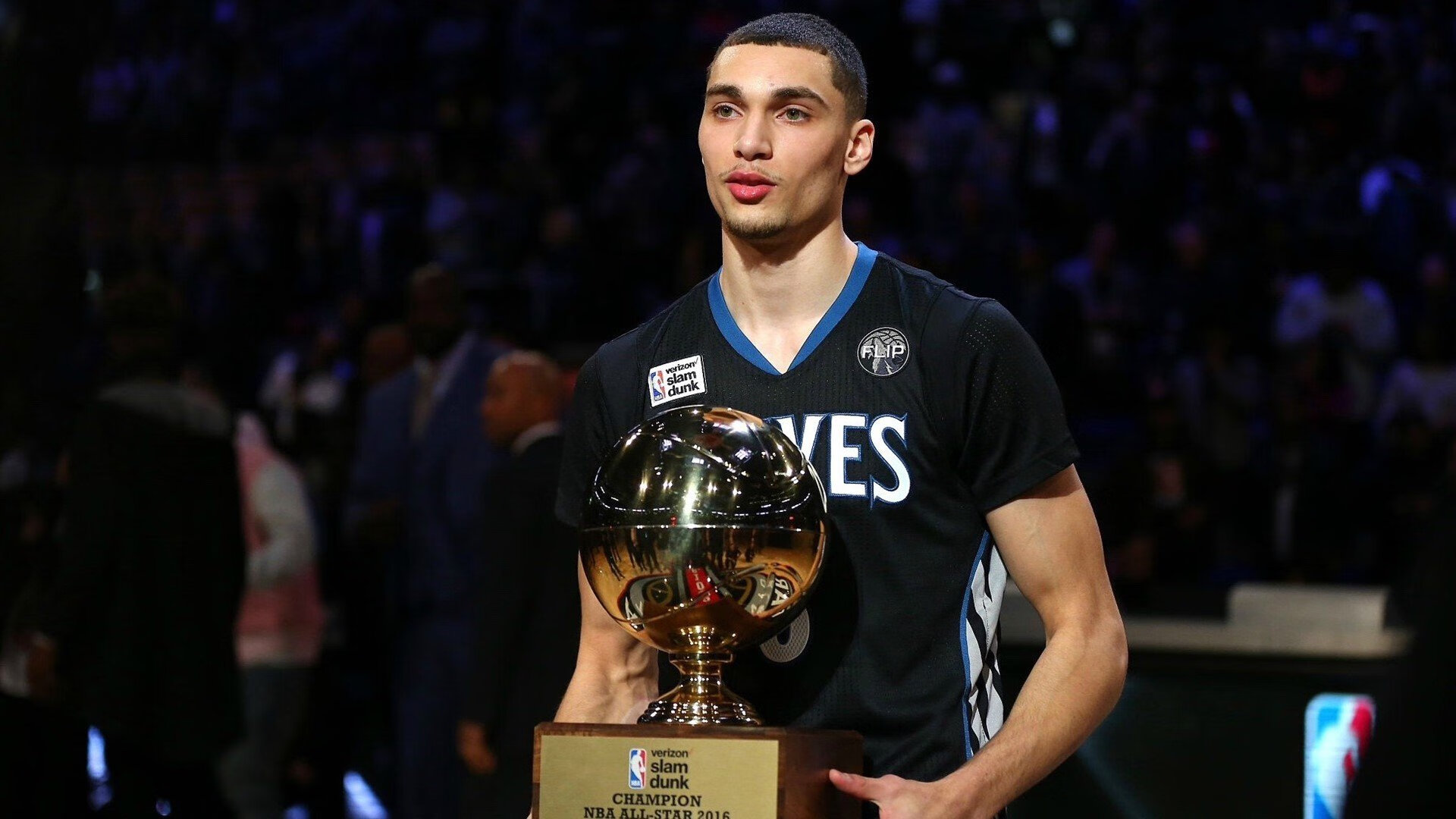 熊猫体育直播-赛道与绿茵，当F1争冠与喀麦隆奇迹同夜上演