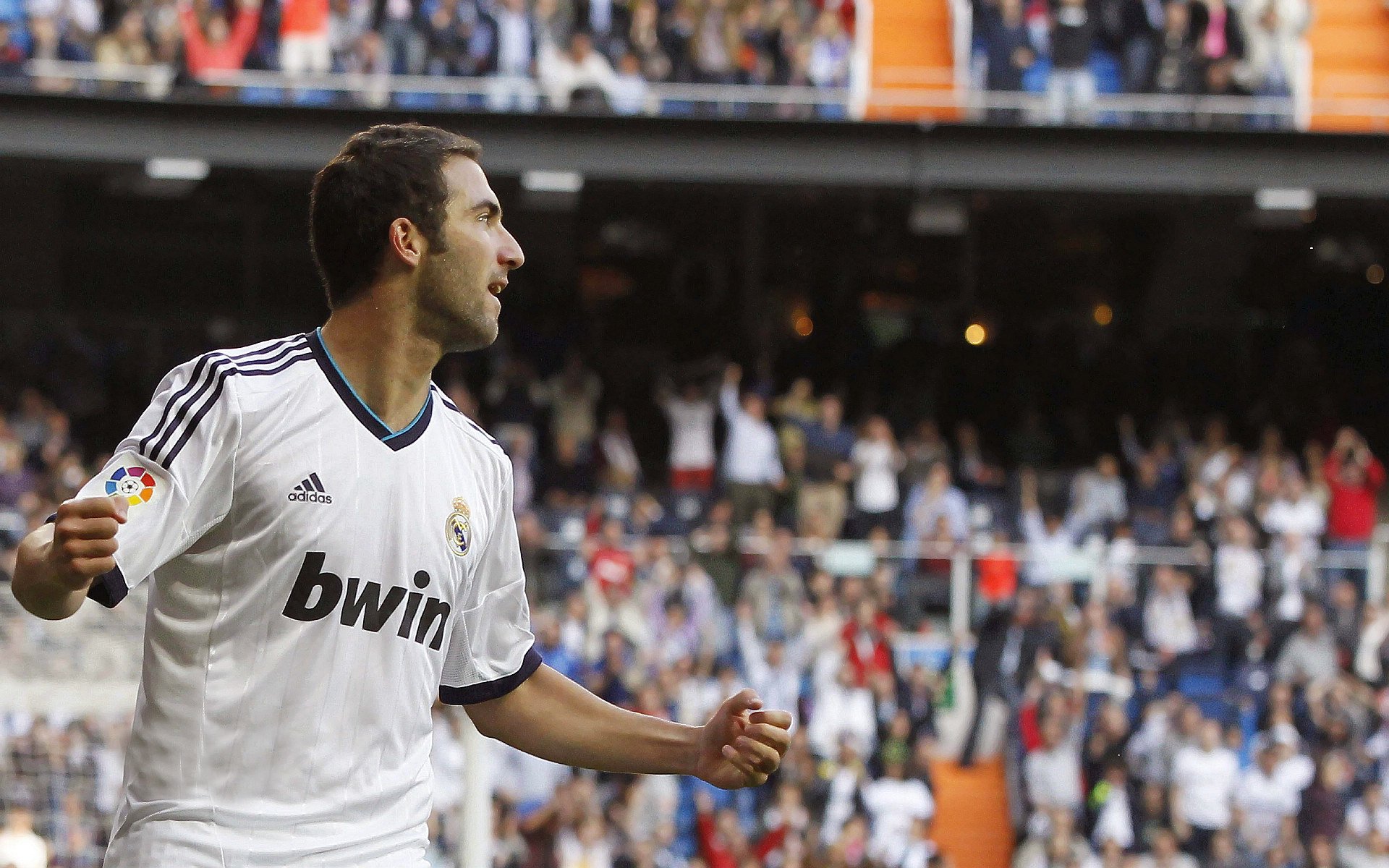 这是一个非常考验想象力的组合题。关键词曼城对阵委内瑞拉在现实中本是不可能发生的（国家队对阵俱乐部）而楚阿梅尼（皇马/法国中场）赛后评分拉满更是将时空与阵营彻底打乱